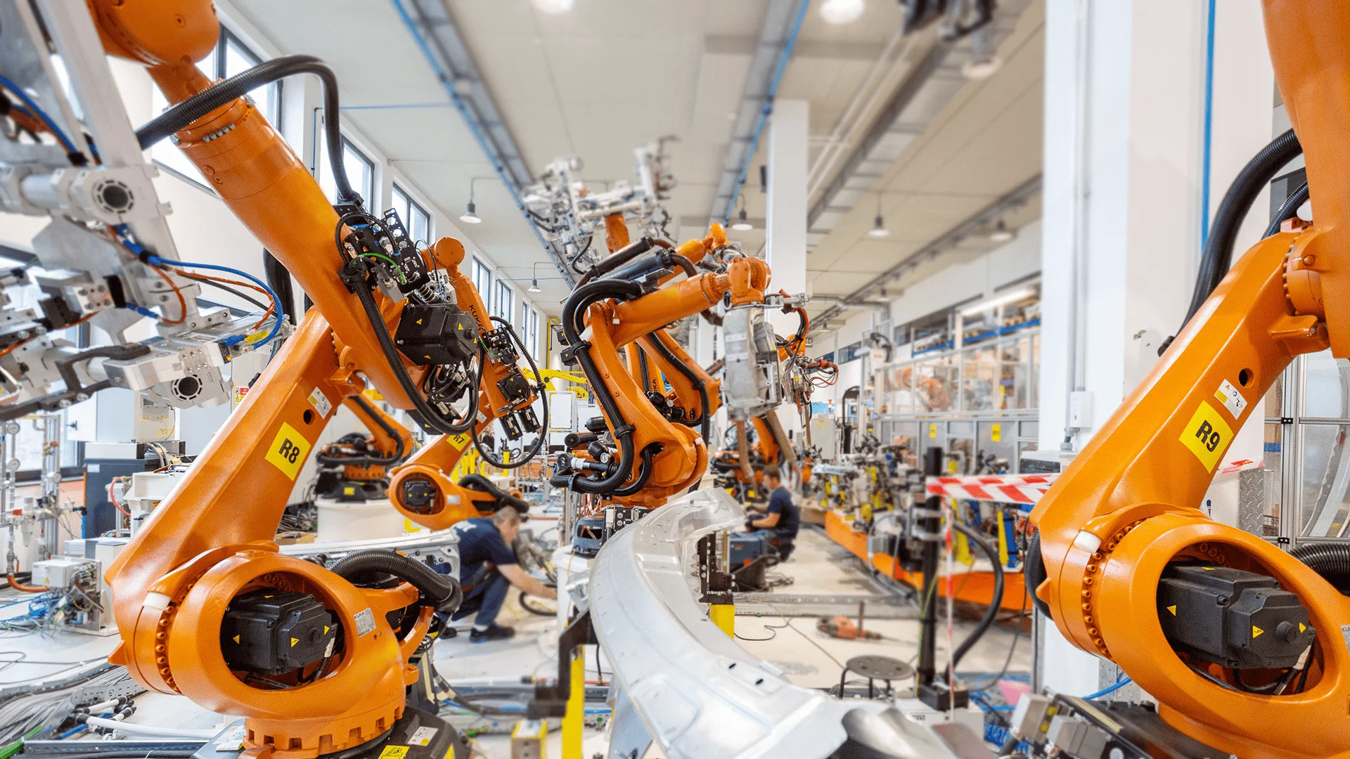 خط تولید با بازو های مکانیکی